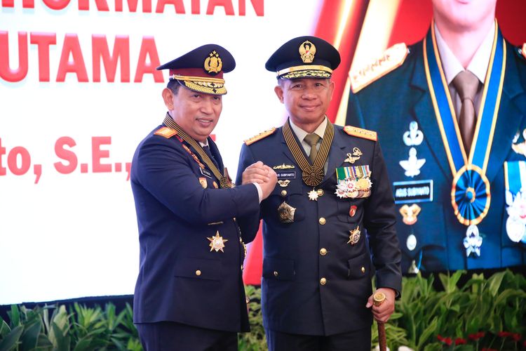 Kapolri Sematkan Bintang Bhayangkara Utama Kepada Panglima TNI, KSAL ...