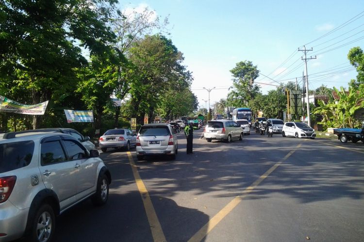 Rekaya lalu lintas di jalan raya Ketapang Kendal Jawa Tengah. 