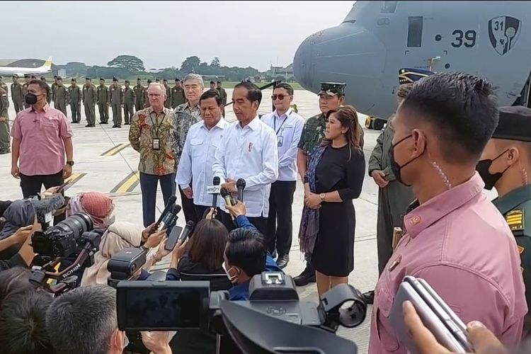 Presiden Joko Widodo memberikan keterangan pers setelah meresmikan operasional pesawat C-130 J Super Hercules di Pangkalan TNI Angkatan Udara Halim Perdanakusuma, Jakarta, Rabu (8/3/2023). 