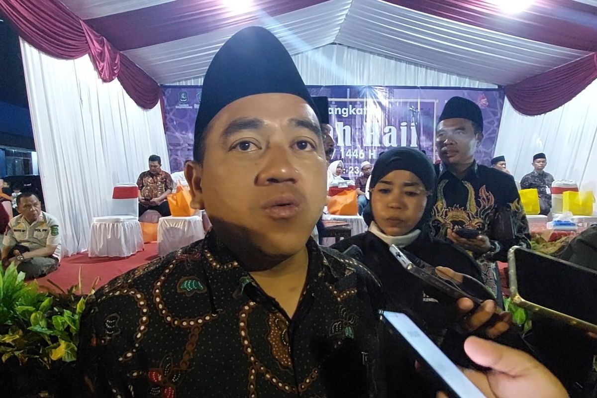 Kepala Kemenag Sumenep, Abd. Wasid, saat memberikan keterangan pers kepada awak media sesaat sebelum pelepasan JCH di GOR. A Yani Sumenep, Kami dini hari (8/5/2025. 