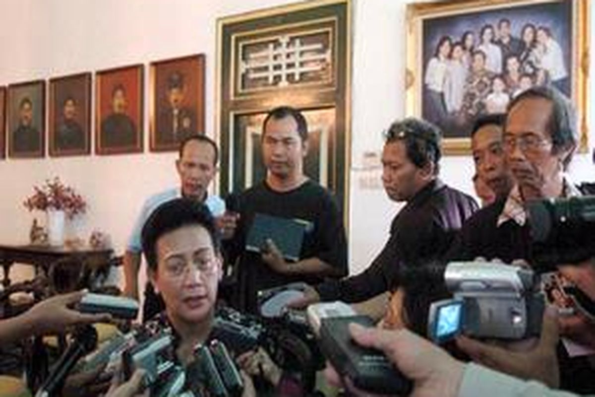 Istri Sultan HB X, Gusti Kanjeng Ratu (GKR) Hemas memberikan penjelasan kepada pekerja media massa perihal pernikahan putri ketiganya di Keraton Kilen, Keraton Yogyakarta, Senin (5/5).