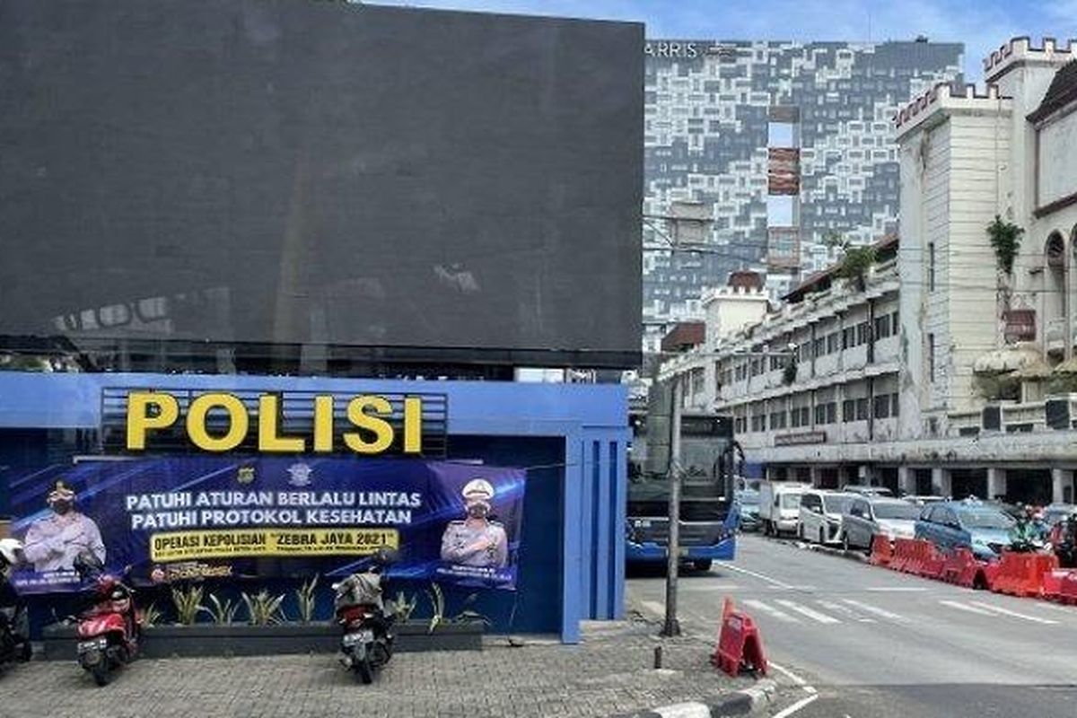 Reklame videotron di pos polisi Harmoni akan dibongkar karena tak memiliki IMB.