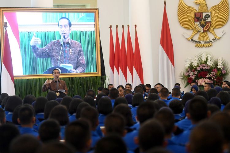 Presiden Joko Widodo memberikan arahan kepada siswa SMA Taruna Nusantara di Istana Bogor, Jawa Barat, Senin (4/3/2019). Presiden menyampaikan bahwa siswa harus berani menghadapi era industri digital, turut menjaga persatuan Indonesia serta menangkal beredarnya hoax. ANTARA FOTO/Akbar Nugroho Gumay/Spt.