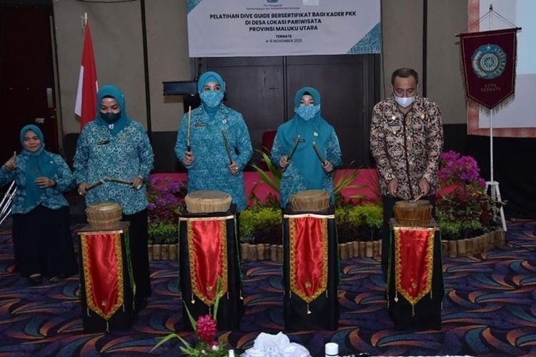 Ketua Umum Tim Penggerak Pemberdayaan dan Kesejahteraan Keluarga (TP PKK) Tri Tito Karnavian (tengah).