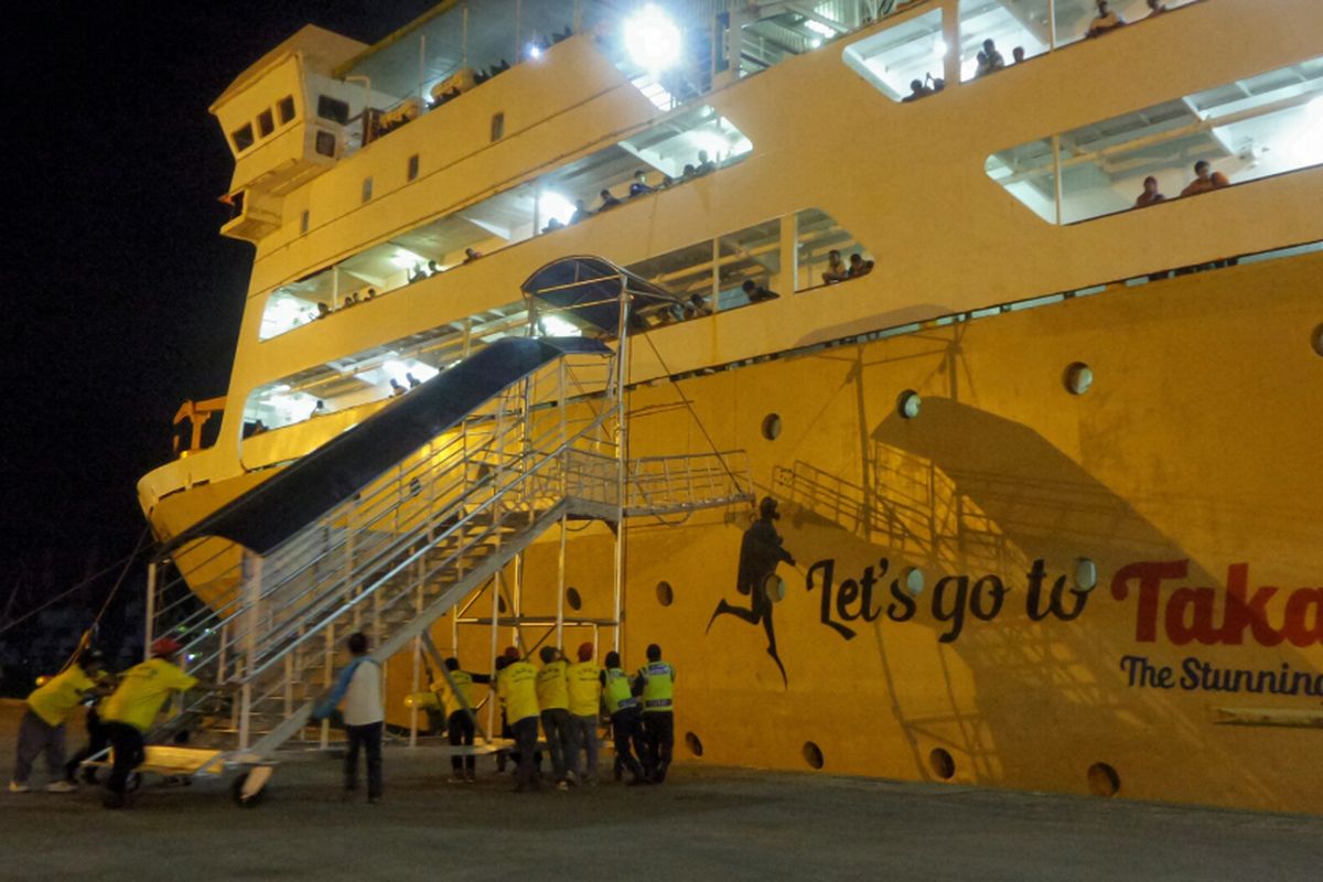 Kapal Motor Umsini dari Kupang, Nusa Tenggara Timur yang merapat di Pelabuhan Tanjung Priok, Selasa (27/6/2017) malam. Fasilitas untuk menaikkan dan menurunkan penumpang masih menggunakan tangga manual.