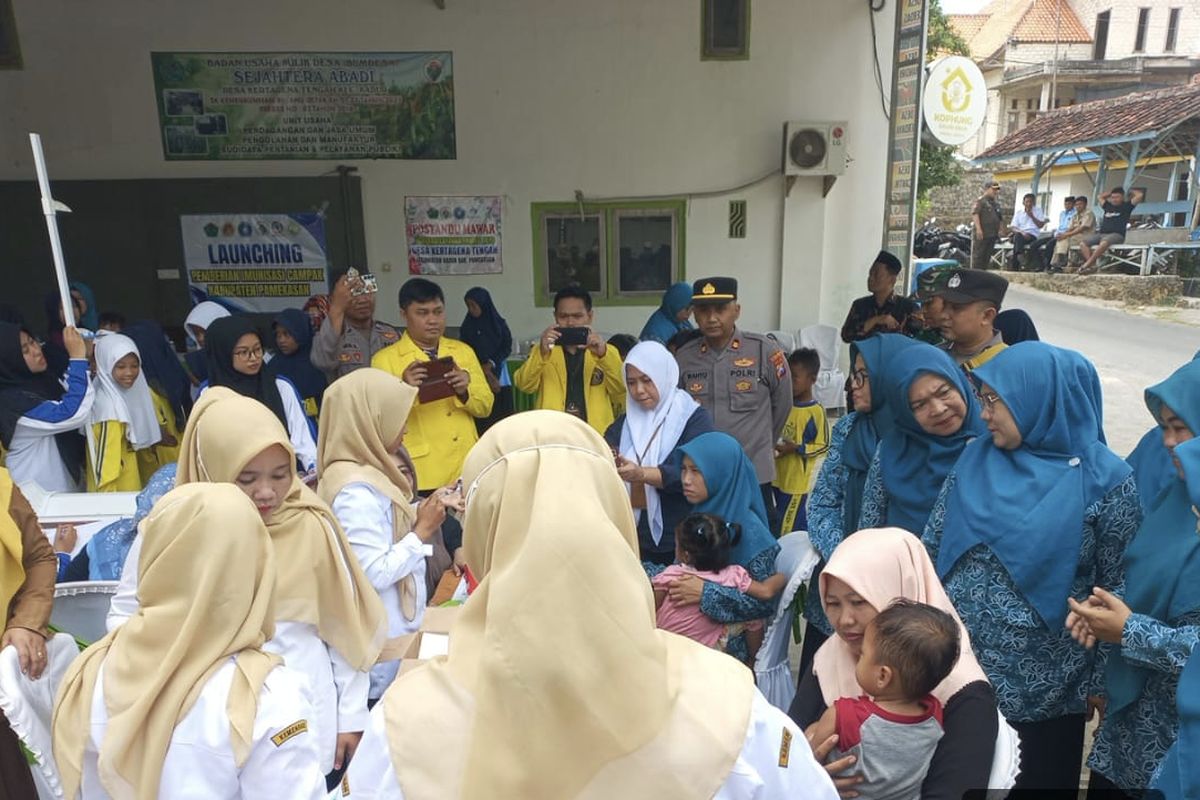 Suasana imunisasi tambahan serentak yang dilakukan di Desa Kertagena Tengah, Kec. Kadur, Senin (15/9/2025)