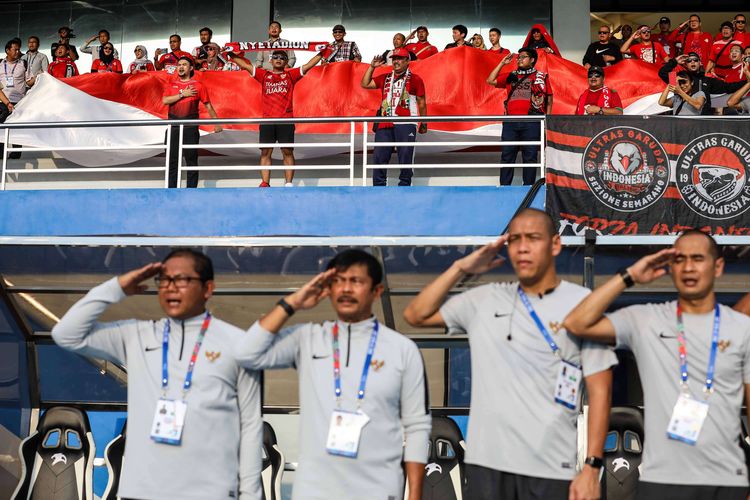 Pendukung Timnas U-23 Indonesia menyanyikan lagu kebangsaan Indonesia Raya dalam pertandingan Grup B SEA Games 2019 di Stadion Sepak Bola City Of Imus Granstand, Filipina, Kamis (5/12/2019). Timnas Indonesia menang 4-0 dari Laos.