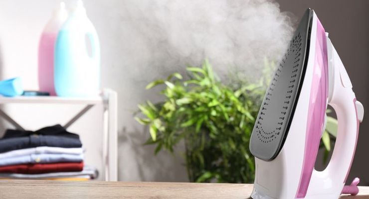 Perbedaan Setrika dan Steamer, Mana Terbaik untuk Menyetrika Pakaian?