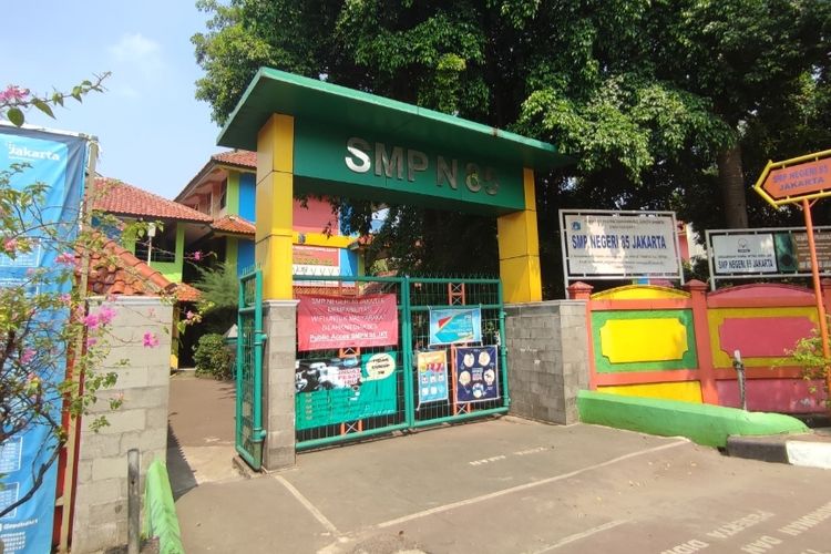 Suasana SMPN 85 Pondok Labu, Cilandak, Jakarta Selatan,  Kamis (21/7/2022) siang. Sekolah ini ditutup sementara setelah adanya siswa yang terpapar Covid-19. 