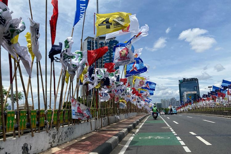 Sejumlah bendera partai terpasang di sepanjang flyover Jalan Gatot Subroto dari arah Senayan menuju Slipi, Jakarta Pusat. 