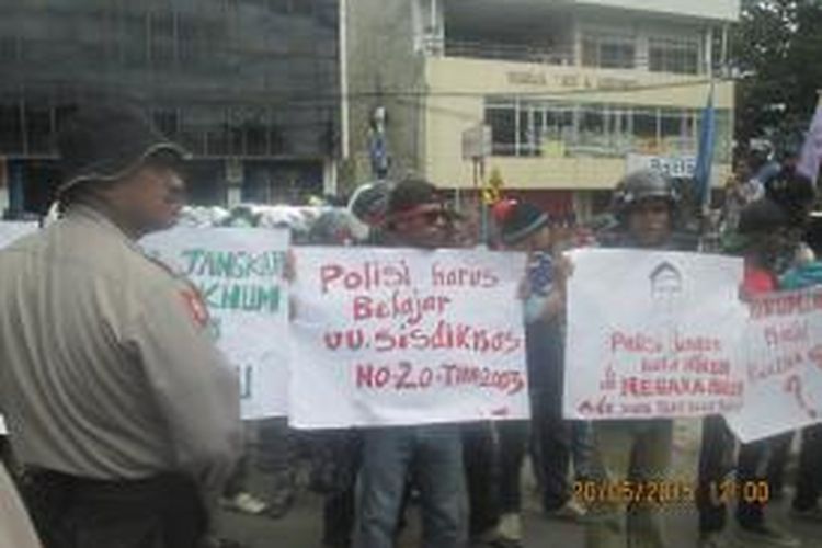 Aksi demo mahasiswa di Kepolisian Daerah Nusa Tenggara Timur (NTT), terkait lambatnya penanganan kasus Rektor Universitas PGRI Kupang yang menggunakan gelar Doktor Palsu 