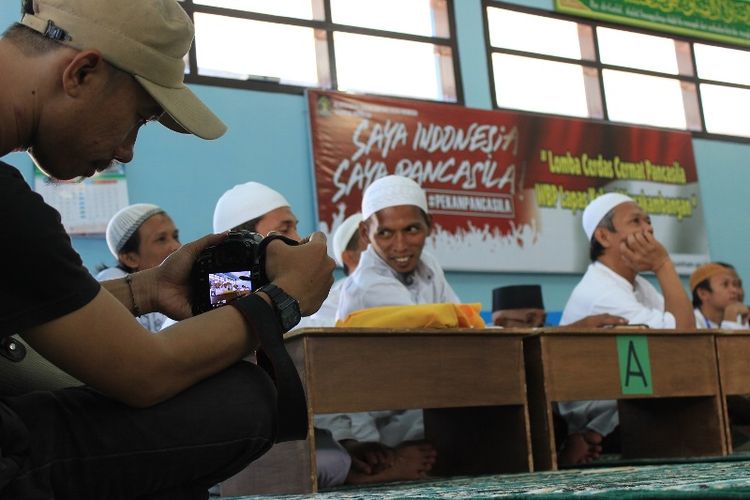 Seorang wartawan membidik gambar narapidana saat kegiatan cerdas cermat di Lapas Batu di Nusakambangan, Kabupaten Cilacap, Jawa Tengah, pada pertengahan 2017.