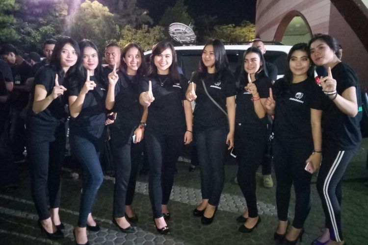 Kumpulan wanita cantik di tengah kerumunan pendukung paslon menjadi perhatian, wanita yang mengenakan kaos hitam sporty berkumpul bersorak hingga foto-foto bersama.