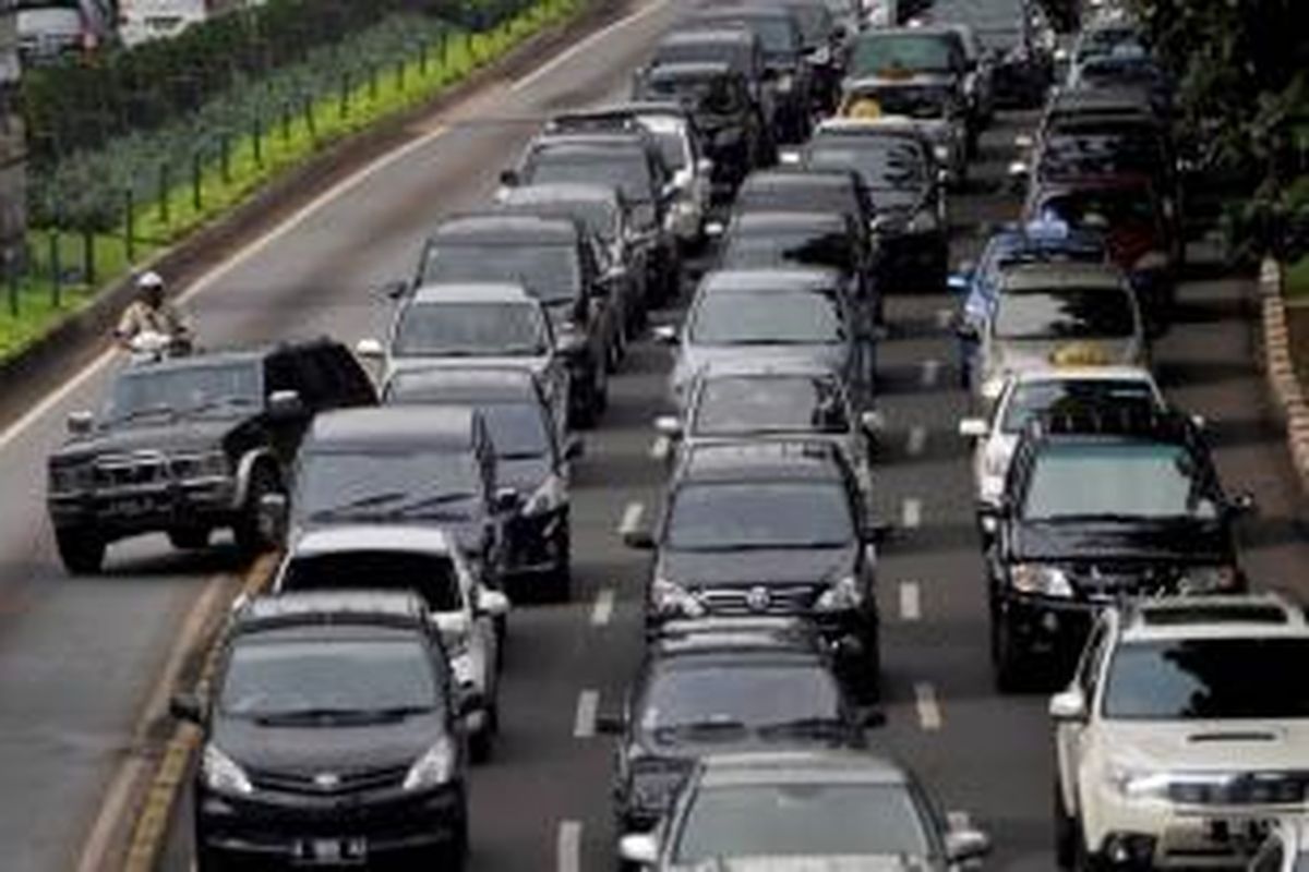 Kendaraan pribadi mencoba masuk jalur bus Transjakarta saat terjadi kemacetan di Jalan Sudirman, Jakarta, Senin (26/11/2012). Kemacetan parah yang terjadi membuat polisi melonggarkan jalur bus transjakarta dilewati kendaraan lain.