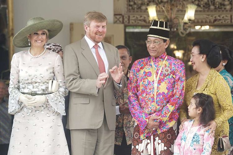 Raja Belanda Willem Alexander (kedua kiri) dan Ratu Maxima (kiri) berdialog bersama Raja Keraton Yogyakarta, Sri Sultan HB X (kedua kanan) dan GKR Hemas (kanan) saat melakukan kunjungan di Keraton Yogyakarta, Rabu (11/3/2020). Kunjungan Raja Belanda di Keraton Yogyakarta tersebut merupakan rangkaian kunjungannya di Indonesia.