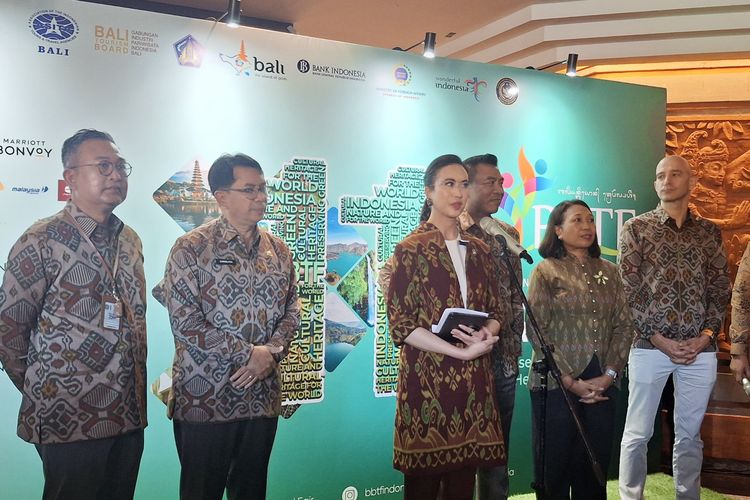 Menteri Pariwisata (Menpar) Widiyanti Putri Wardhana usai membuka acara Bali and Beyond Travel Fair (BBTF) ke 11 di Nusa Dua, Kabupaten Badung, Bali, pada Rabu (11/6/2025). KOMPAS.com/ Yohanes Valdi Seriang Ginta