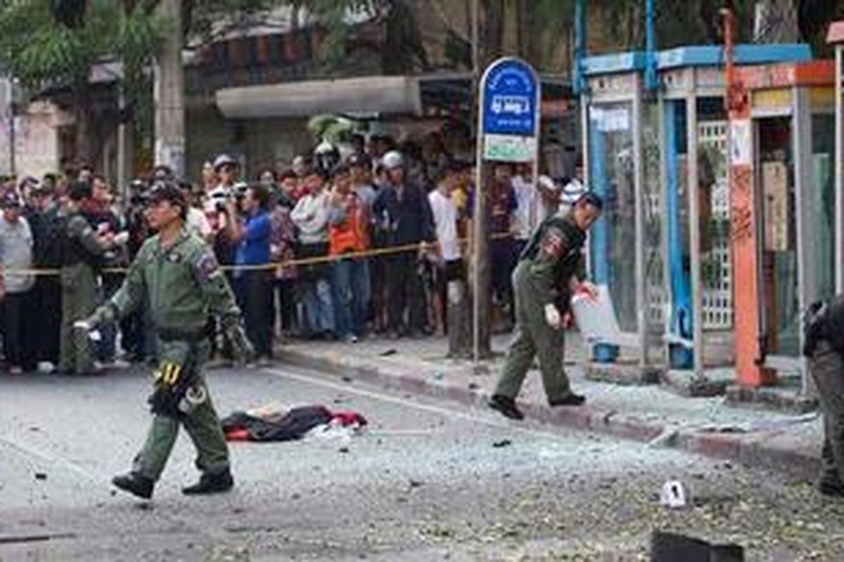 Tim gegana kepolisian Thailand memeriksa lokasi ledakan di Bangkok, Thailand, Selasa (14/2/2012). Tiga ledakan kecil terjadi di Bangkok dan mengakibatkan seorang warga negara asing yang diduga dari Iran terluka Dalam peristiwa itu Seorang lelaki yang membawa kartu pengenal Iran terluka akibat ledakan granat yang diduga dibawanya sendiri itu. 