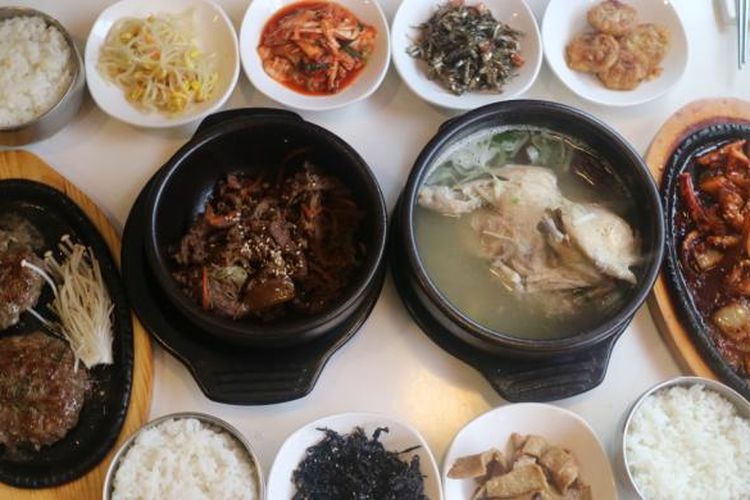 Hidangan khas Korea Halal di restoran Makan, Seoul, Korea Selatan.