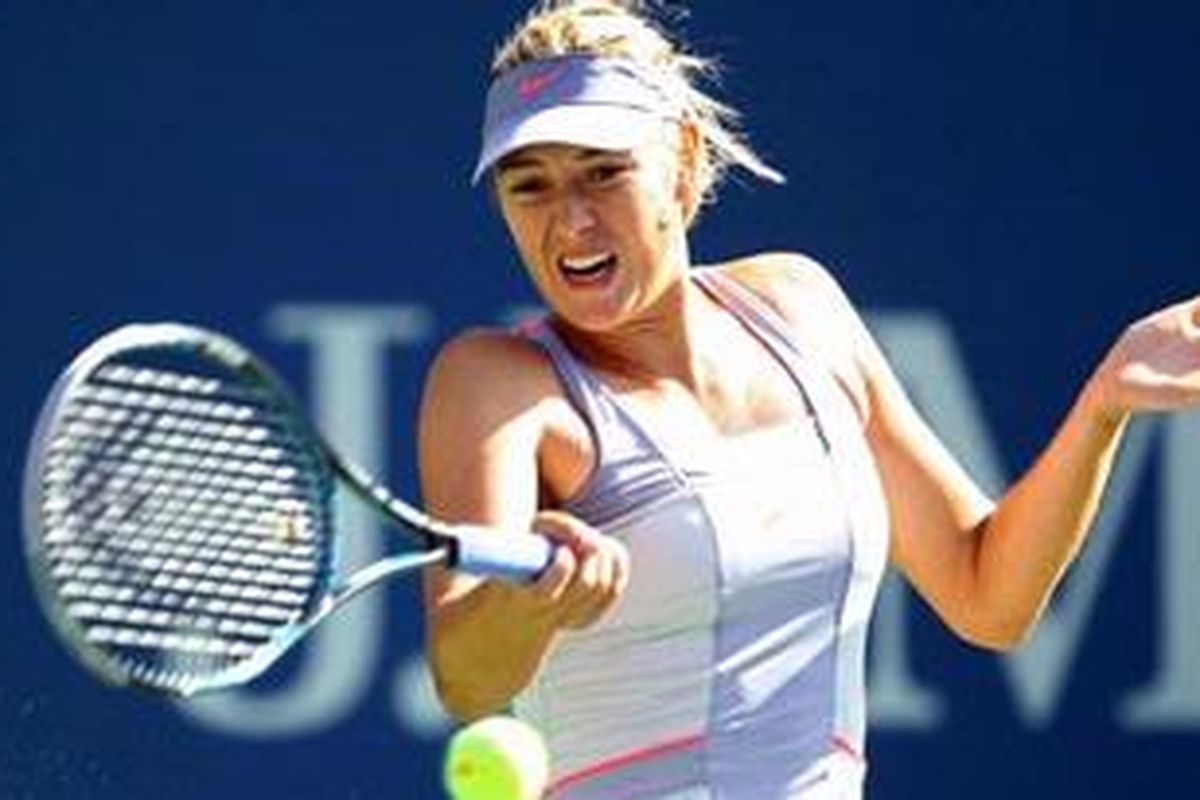 Petenis Rusia, Maria Sharapova, memukul bola ke arah Heather Watson dalam pertandingan putaran pertama turnamen AS Terbuka di New York, Amerika Serikat, Senin (29/8/2011) waktu setempat. Sharapova menang 3-6, 7-5, 6-3.