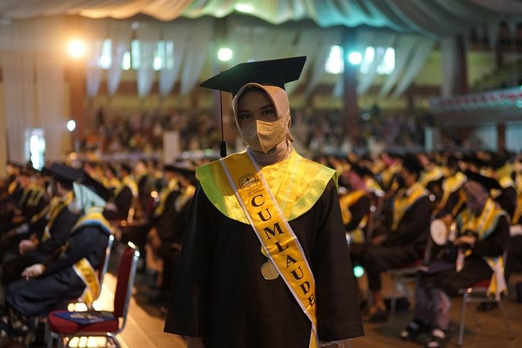 Aisha Tiara Dewi jadi salah satu lulusan terbaik Unsoed pada Wisuda ke-145. Ia adalah penerima KIP Kuliah dan jadi calon dokter gigi.