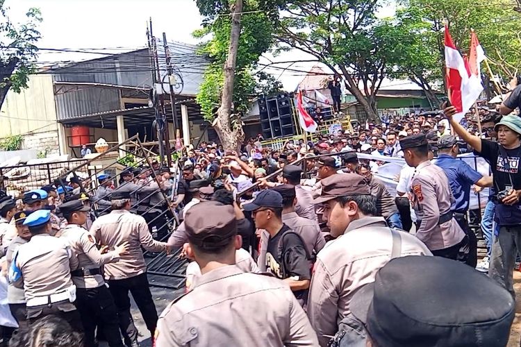 Ricuh, Massa Pendukung Sudewo Jebol Pagar Besi Pembatas Pengadilan Tipikor Semarang Jelang Sidang Vonis