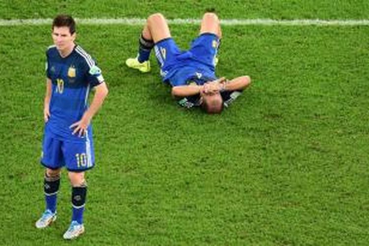 Bomber Argentina, Lionel Messi (kiri) dan Pablo Zabaleta seusai pertandingan final Piala Dunia 2014 di Stadion Maracana, Minggu (13/7/2014). Argentina takluk 0-1 pada pertandingan tersebut dan Jerman pun keluar sebagai kampiun Piala Dunia. 