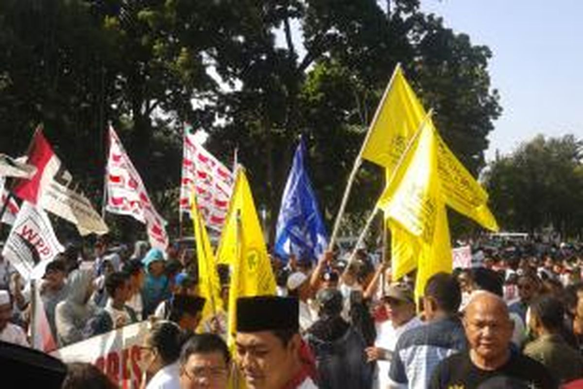 Massa pendukung Prabowo-Hatta mengibarkan bendera partai Golkar dan PAN di depan Gedung Mahkamah Konstitusi (MK), di Jalan Medan Merdeka Barat, Jakarta Pusat, Rabu (6/8/2014).