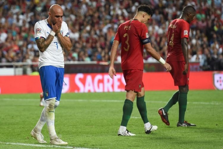 Simone Zaza tampak kecewa saat gagal menyelesaikan peluang emas dalam laga Portugal vs Italia pada lanjutan UEFA Nations League di Estadio da Luz, 10 September 2018. 