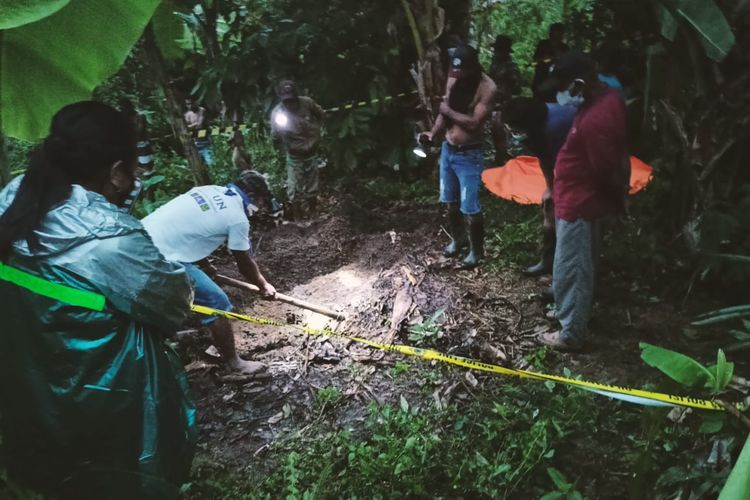 Aparat kepolisian melakukan olah tempat kejadian perkara (TKP) di lokasi penemuan mayat seorang perempuan di hutan desa Nuruwe, Kecamatan kairatu Barat, Kabupaten Seram Bagian Barat, Maluku Minggu (7/8/2022)