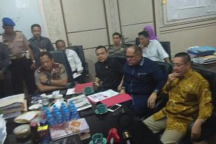 Wakil Ketua Majelis Kehormatan Dewan, Junimart Girsang bertamu ke Polda Metro Jaya menemui Kapolda Irjen Tito Karnavian pada Selasa (6/10/2015).