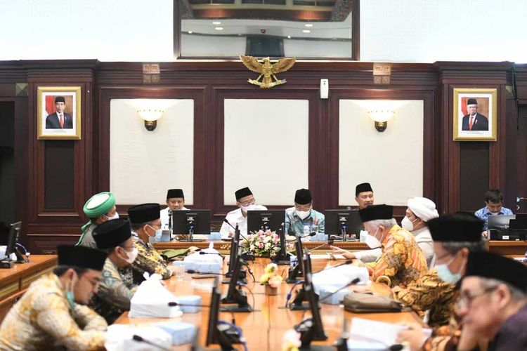 Wakil Gubernur Jawa Barat Uu Ruzhanul Ulum mengumpulkan para pendiri pondok pesantren di Jabar untuk membahas rencana pembentukan Dewan Pengawas Pesantren di Gedung Sate, Kota Bandung, Jumat (17/12/2021).