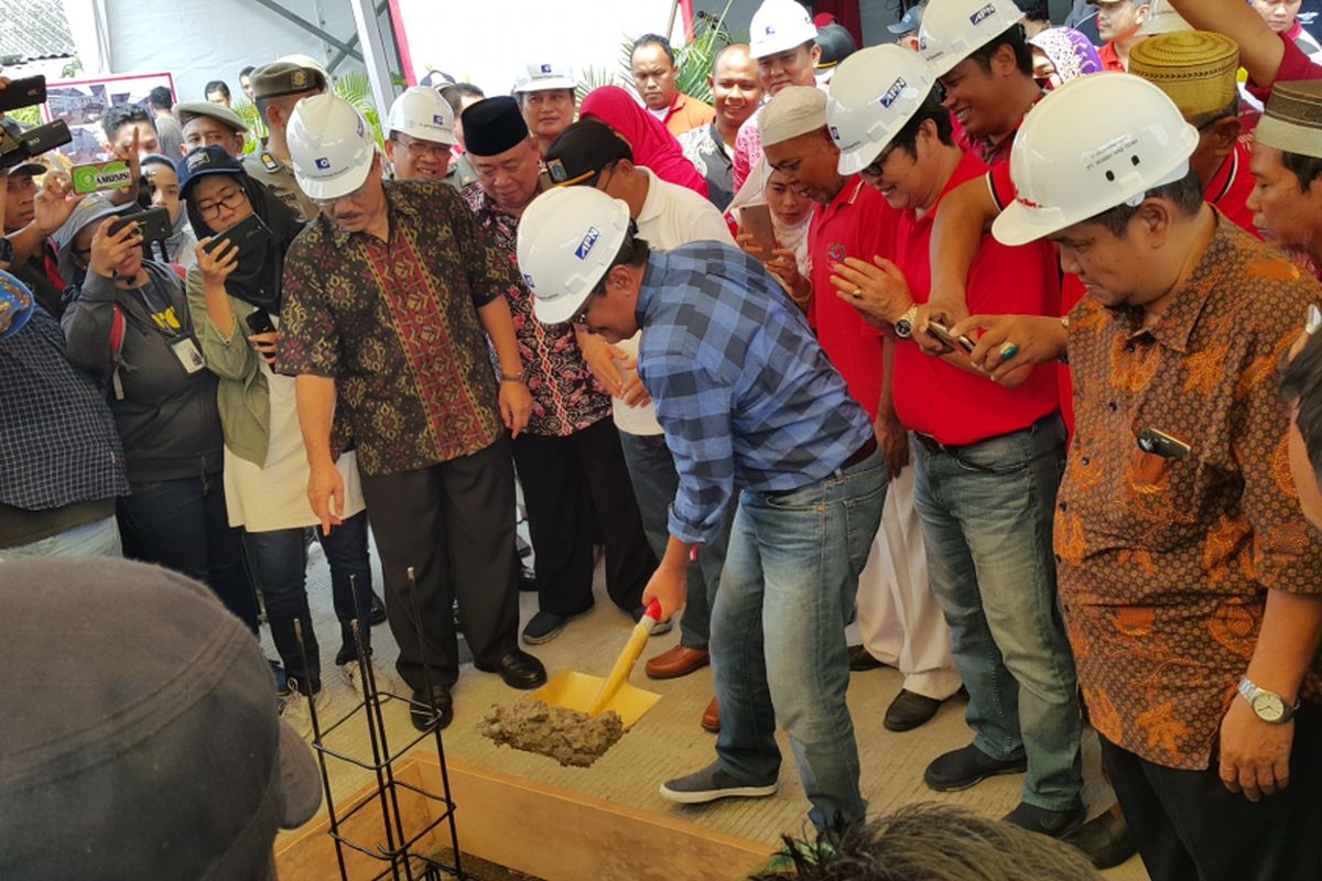 Gubernur DKI Jakarta Djarot Saiful Hidayat melakukan peletakan batu pertama (ground breaking) pembangunan Resto Apung Muara Angke, Jakarta Utara, Minggu (20/8/2017). 