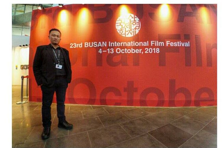 Sutradara film dokumenter Yuda Kurniawan berpose di depan Wall of Fame di ajang 23rd Busan International Fim Festival yang diselenggarakan pada 4-13 Oktober 2018.