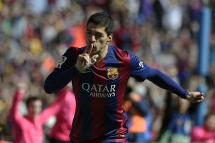 Ekspresi penyerang Barcelona Luis Suarez setelah mencetak gol ke gawang Rayo Vallecano, pada menit keenam pertandingan Primera Division, di Camp Nou, Minggu (8/3/2015).