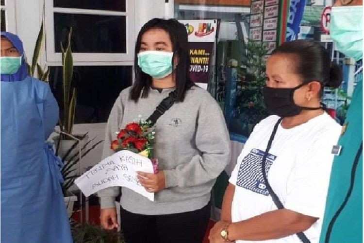 Seorang pasien terakhir yang baru sembuh (kedua kiri) mengikuti acara seremonial kesembuhan pasien COVID-19 yang dilaksanakan pihak RSUD Poso, sebelum kembali ke rumahnya, Selasa (30/6/2020). 