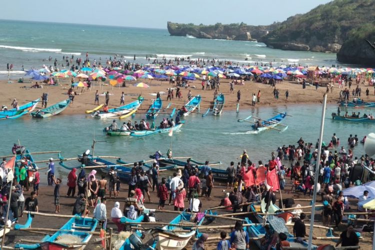 Pantai Baron, Tanjungsari, Gunungkidul, dipenuhi wisatawan. Senin (18/6/2018)