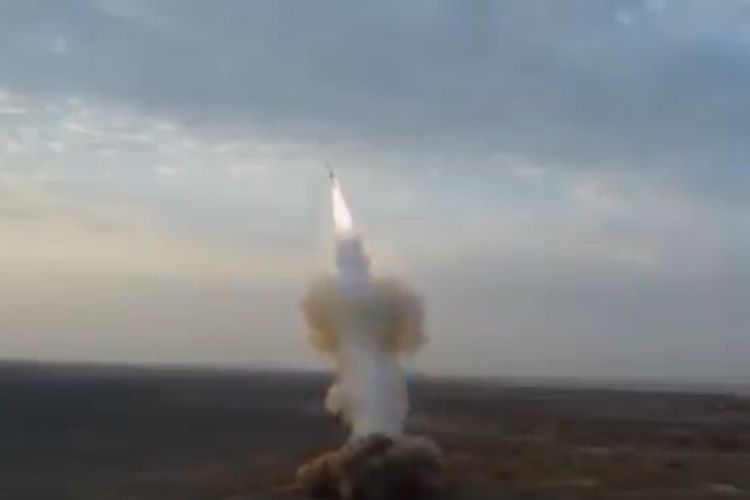 Rekaman video memperlihatkan Iran sukses melakukan uji coba peluncuran rudal dari bawah tanah pada Kamis (30/7/2020).