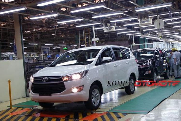 Jalur produksi Toyota All-New Kijang Innova di pabrik Toyota Motor Manufacturing Indoneisa (TMMIN) di Karawang I, Senin (16/11/2015).