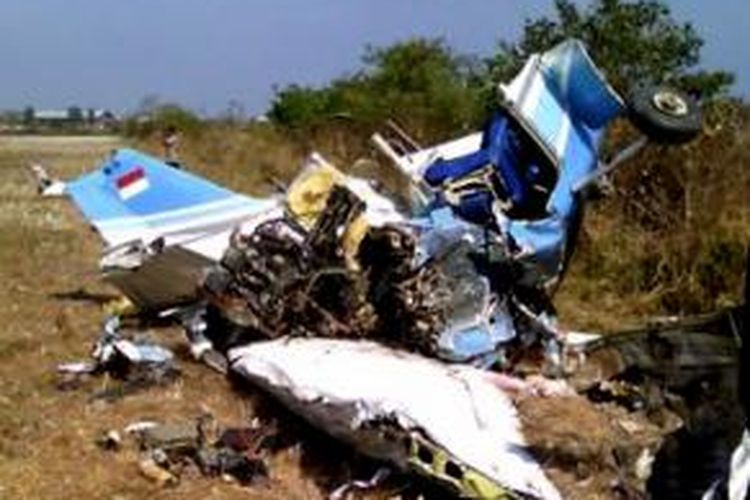 Bangkai pesawat latihan yang terjatuh di tengah persawahan di Desa Marengan Daya, Sumenep, Jumat (19/9/2014).