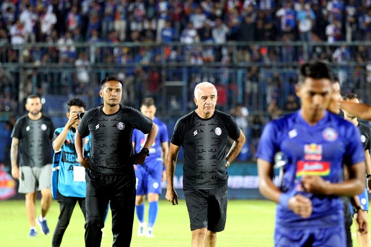 Pelatih Arema FC Mario Gomez dan asistennya Charis Yulianto seusai mengalahkan Sabah FA dibabak penyisihan grup B Piala Gubernur Jatim yang berakhir dengan skor 2-0 di Stadion Kanjuruhan Malang, Jawa timur, Selasa (11/02/2020) malam.