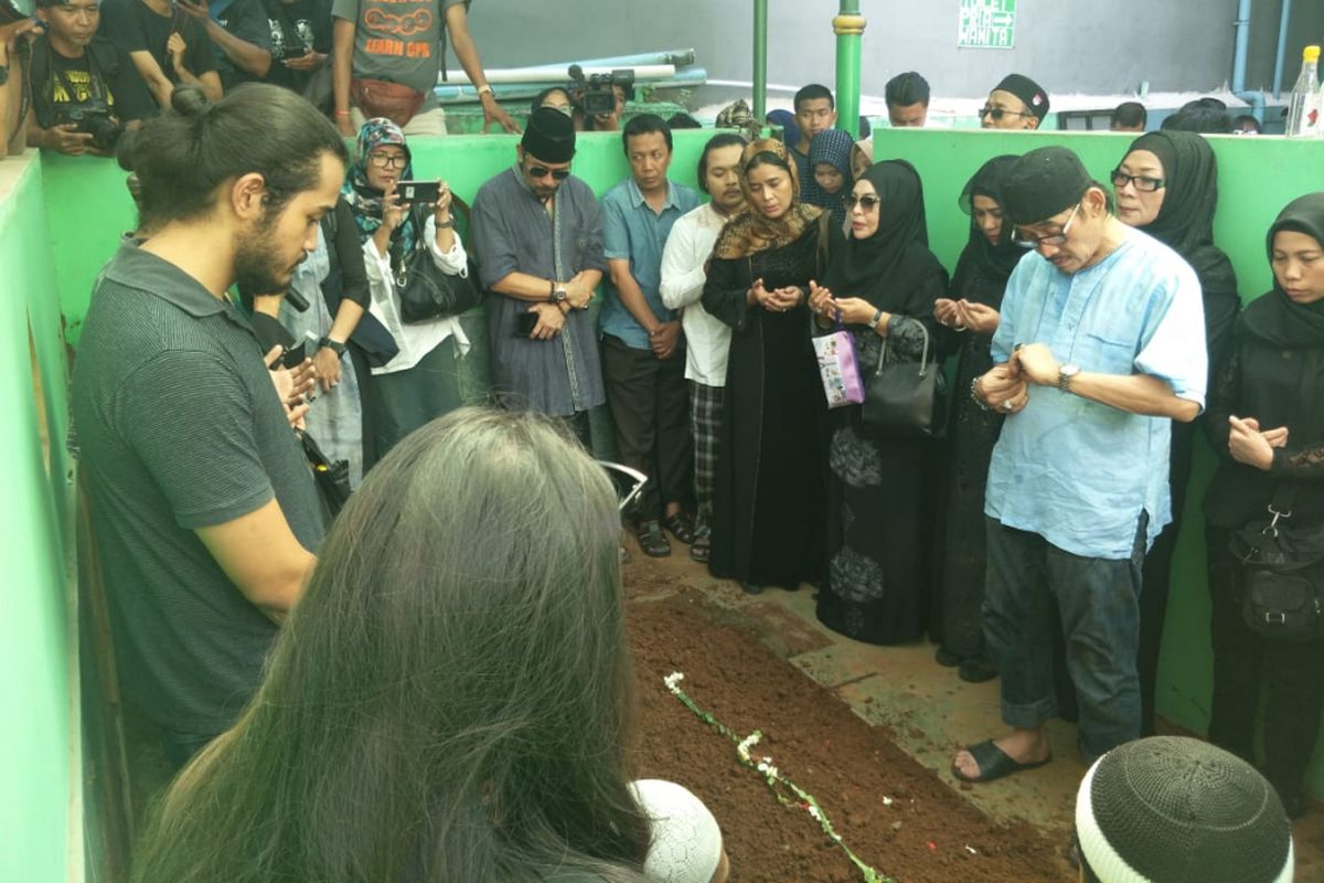 Suasana pemakaman artis musik Dian Pramana Poetra di Pemakaman Wakaf Masjid Ibadur Raya, Kelapa Dua, Ciracas, Jakarta Timur, Jumat (28/12/2018).