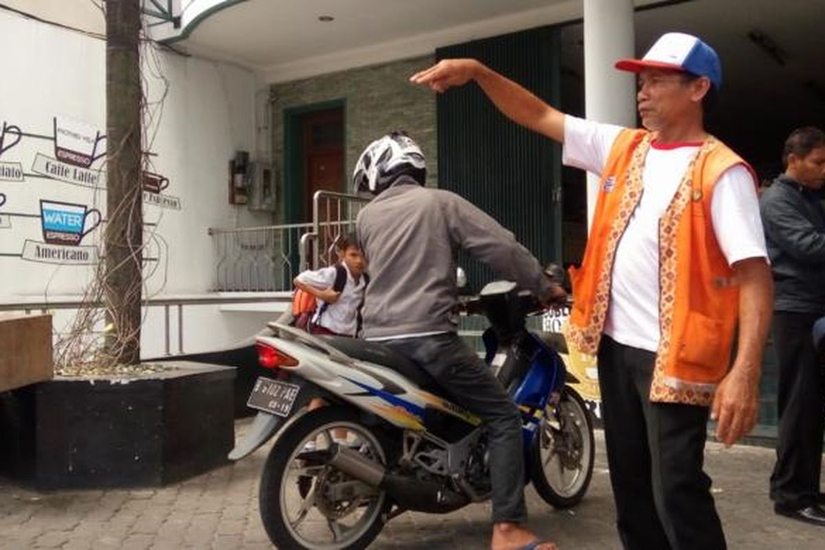 Bardi Safii saat bekerja jaga parkir di Kawasan Jalan Mangkubumi Kota Yogyakarta 