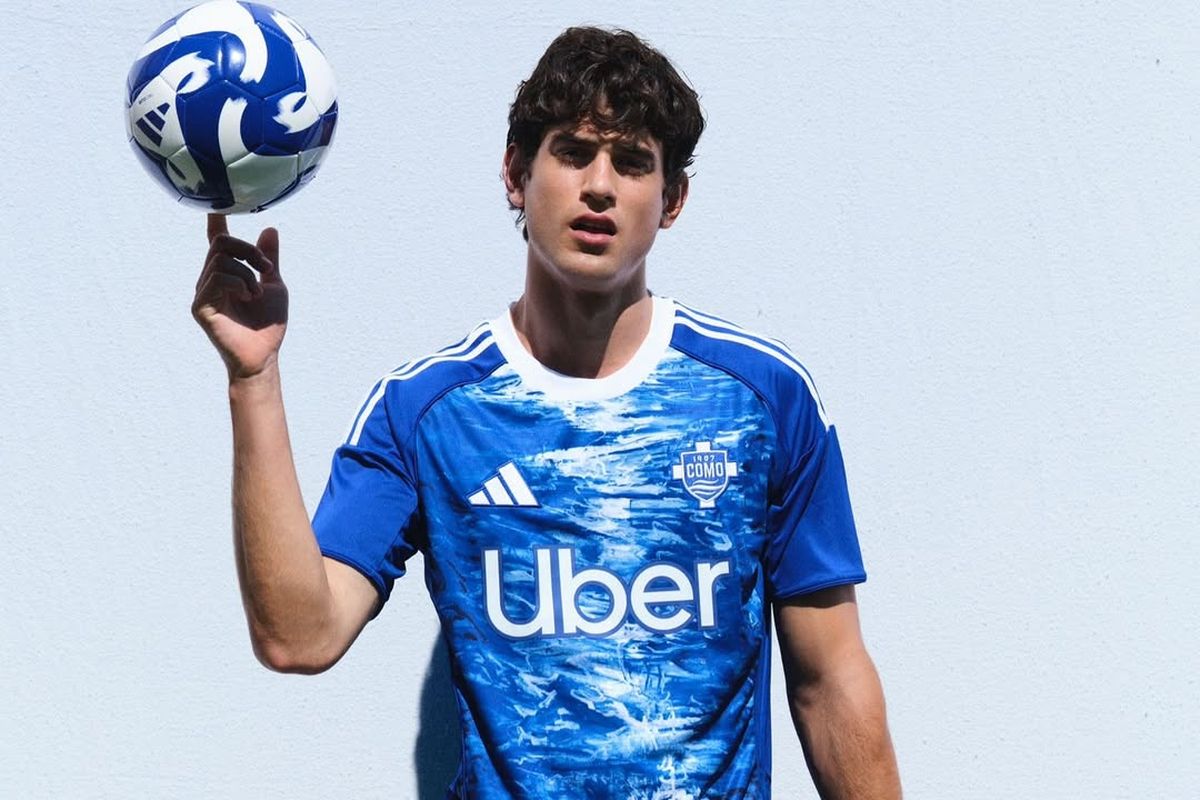 Jersey Como 1907 karya Didit Hediprasetyo menampilkan keindahan Danau Como dengan sentuhan seni. Simak detailnya berikut ini.