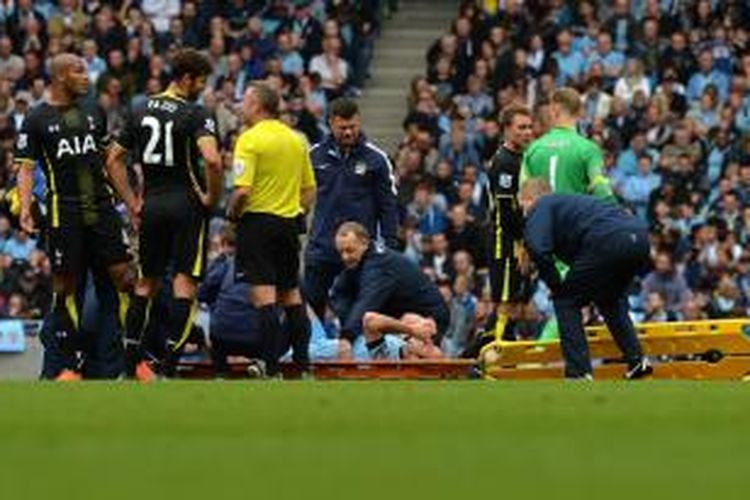 Gelandang Manchester City, Frank Lampard, mengalami cedera pada pertandingan lanjutan Premier League melawan Tottenham Hotspur, Sabtu (18/10/2014). 