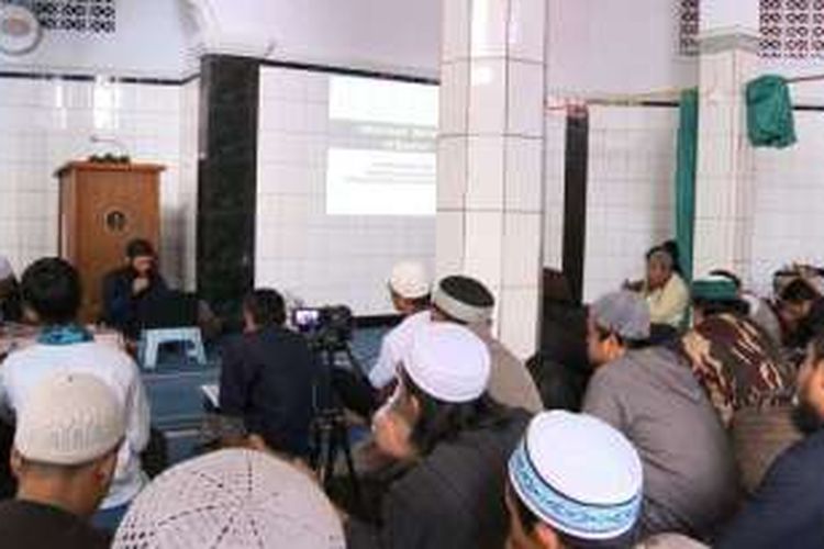 Sejumlah orang mendengarkan ceramah yang diduga sebagai propaganda ISIS di sebuah masjid di Jakarta.