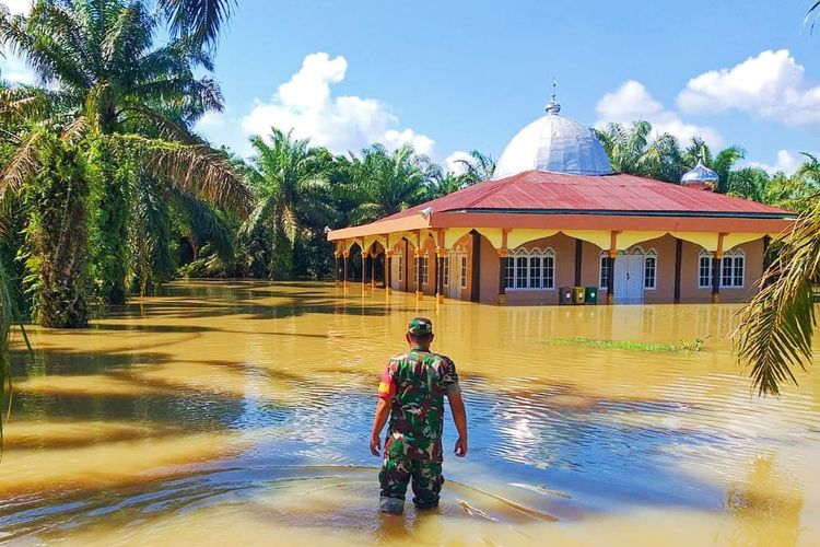 Babinsa Koramil 10/Kunto Darussalam, Peltu M. Sitepu saat memantau kondisi banjir di dua desa di Kecamatan Bonai Darussalam, Kabupaten Rokan Hulu, Riau, Senin (20/11/2023).