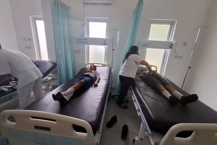 Tim medis saat mengevakuasi siswa SMP Negeri 1 Laguboti ke rumah sakit karena diduga keracunan MBG, Rabu (15/10/2025)     