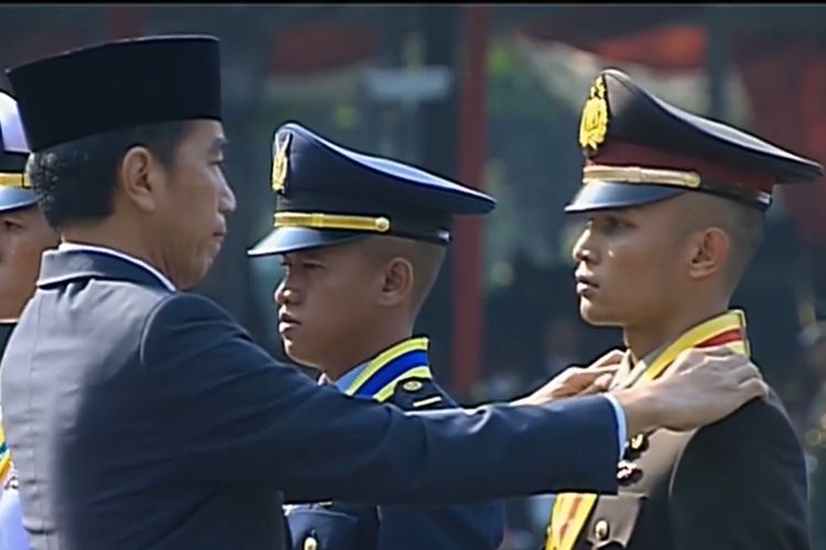 Muhammad Idris, lulusan terbaik Akpol 2019, mendapat bintang Adhi Makayasa dari Presiden Jokowi di Istana Merdeka, Jakarta, Selasa (16/7/2019).