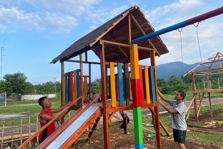Prajurit Batalion Infanteri (Yonif) 122/Tombak Sakti yang tergabung dalam Satgas Pamtas tengah membuat taman bermain di Kampung Mosso, Distrik Muara Tami, Kota Jayapura, Papua, Jumat (17/11/2023).
