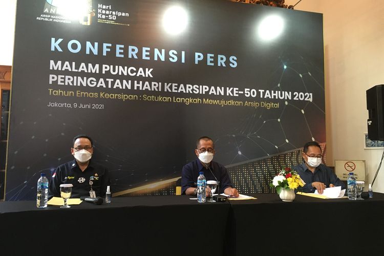 Plt Kepala ANRI M Taufik (tengah) memberikan keterangan pers menjelang malam puncak Peringatan Hari Kearsipan ke-50, di Gedung ANRI, Jakarta, Rabu (8/6/2021), bersama Sekretaris Utama ANRI Iman Gunarto (kanan) serta Kepala Biro Perencanaan dan Humas ANRI Gunarto. 